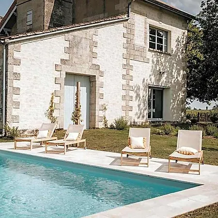 Chateau La Grande Clotte Bed & Breakfast 3*